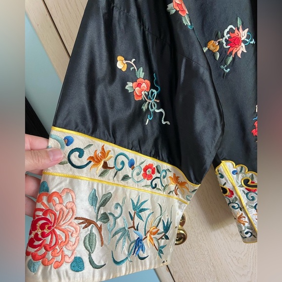 Vintage 1960s Bai Hua Hand-Embrioidered Chinese Silk Jacket Size Medium - Picture 5 of 16